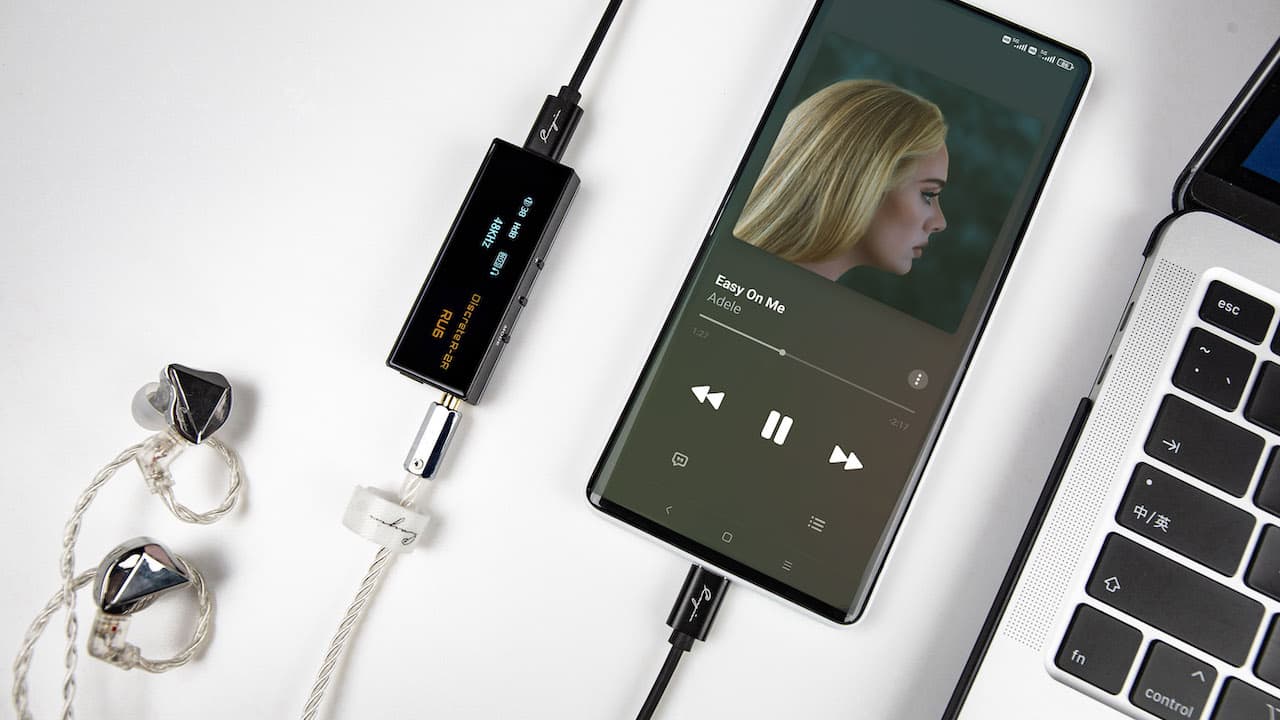 Cayin RU-6 Discrete R-2R DAC connected to earphones and smartphone